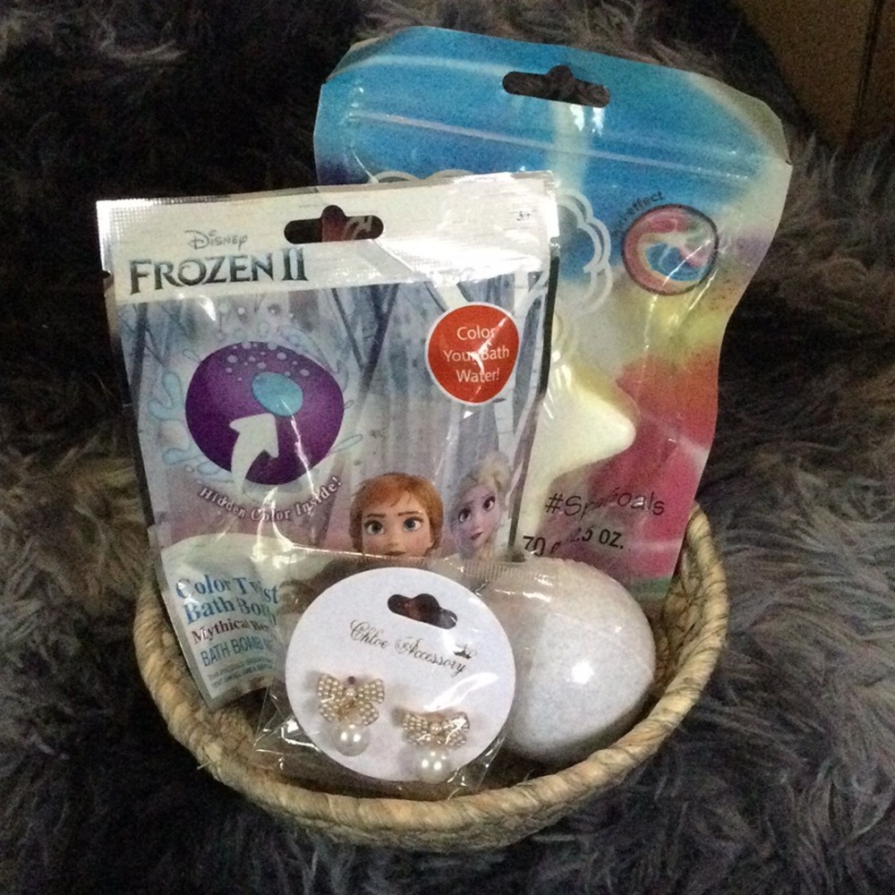 FROZEN | Bath bomb bundle | Comes with earring set and bowl the items are all in